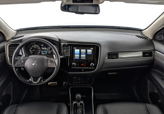 Подержанный автомобиль Mitsubishi Outlander 2020 года (14 фото)