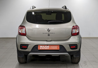 Подержанный автомобиль Renault Sandero 2016 года (6 фото)