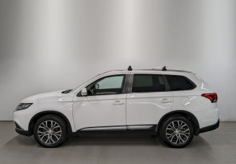 Подержанный автомобиль Mitsubishi Outlander 2018 года (8 фото)