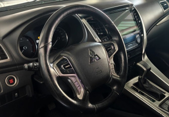 Подержанный автомобиль Mitsubishi Pajero Sport 2017 года (12 фото)