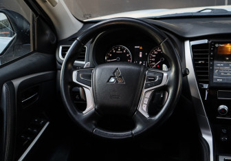 Подержанный автомобиль Mitsubishi Pajero Sport 2020 года (12 фото)