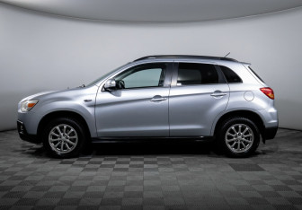 Подержанный автомобиль Mitsubishi ASX 2011 года (8 фото)