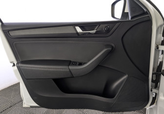 Подержанный автомобиль Skoda Rapid Liftback 2022 года (19 фото)