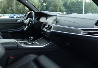 Подержанный автомобиль BMW X7 2021 года (9 фото)