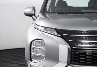 Подержанный автомобиль Mitsubishi Outlander 2022 года (23 фото)