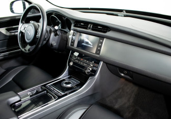 Подержанный автомобиль Jaguar XF Sedan 2018 года (10 фото)