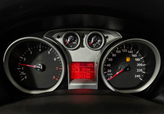 Подержанный автомобиль Ford Focus Hatchback 2010 года (11 фото)