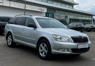 Подержанный автомобиль Skoda Octavia Wagon 2011 года (3 фото)