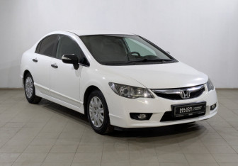 Подержанный автомобиль Honda Civic Sedan 2010 года (8 фото)