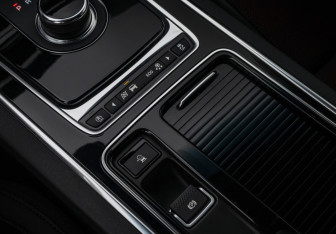 Подержанный автомобиль Jaguar XE 2018 года (17 фото)