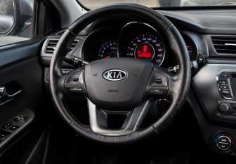 Подержанный автомобиль Kia Rio Sedan 2012 года (13 фото)