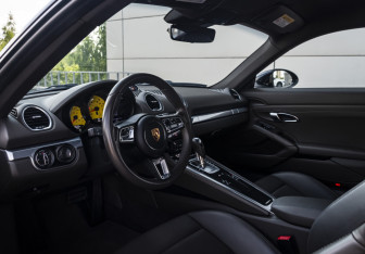 Подержанный автомобиль Porsche Cayman 2018 года (11 фото)