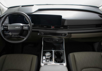 Подержанный автомобиль Kia Carnival 2025 года (11 фото)