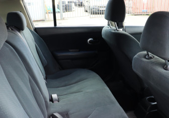 Подержанный автомобиль Nissan Tiida Hatchback 2013 года (10 фото)