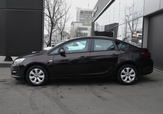 Подержанный автомобиль Opel Astra Sedan 2014 года (8 фото)