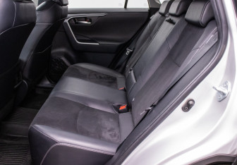 Подержанный автомобиль Toyota RAV4 2021 года (11 фото)