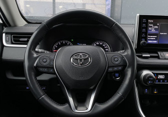 Подержанный автомобиль Toyota RAV4 2019 года (16 фото)