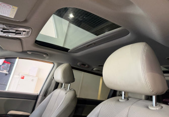 Подержанный автомобиль Kia Carnival 2017 года (28 фото)