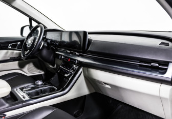 Подержанный автомобиль Kia Carnival 2021 года (9 фото)