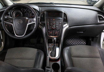 Подержанный автомобиль Opel Astra Hatchback 2012 года (14 фото)
