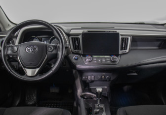 Подержанный автомобиль Toyota RAV4 2017 года (13 фото)