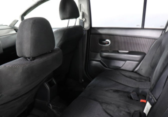 Подержанный автомобиль Nissan Tiida Hatchback 2010 года (8 фото)