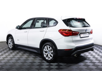 Подержанный автомобиль BMW X1 2015 года (7 фото)