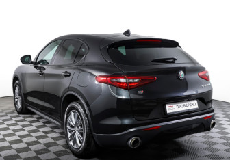 Подержанный автомобиль Alfa Romeo Stelvio 2017 года (6 фото)
