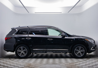 Подержанный автомобиль Infiniti QX60 2018 года (4 фото)