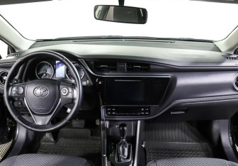 Подержанный автомобиль Toyota Corolla Sedan 2017 года (9 фото)