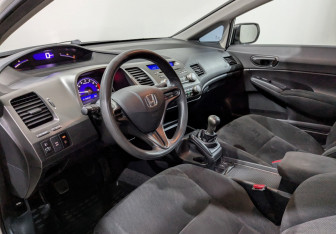 Подержанный автомобиль Honda Civic Sedan 2010 года (22 фото)