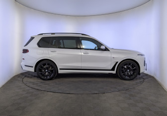 Подержанный автомобиль BMW X7 2023 года (4 фото)