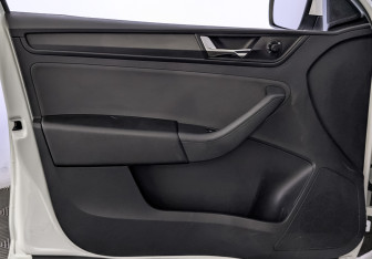 Подержанный автомобиль Skoda Rapid Liftback 2021 года (19 фото)