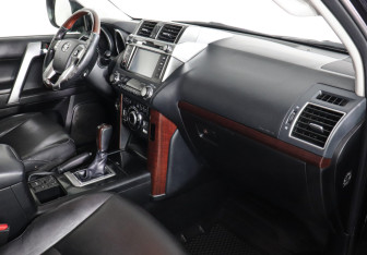 Подержанный автомобиль Toyota Land Cruiser Prado 2013 года (10 фото)
