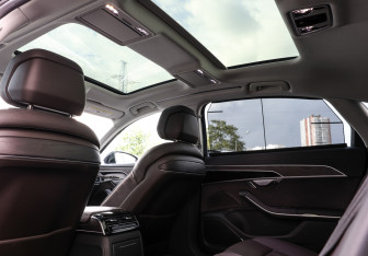 Подержанный автомобиль Audi A8 2023 года (24 фото)