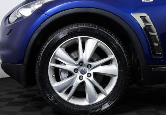 Подержанный автомобиль Infiniti QX70 2017 года (26 фото)