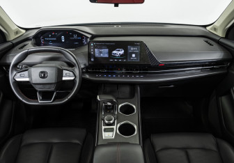 Подержанный автомобиль Changan UNI-S 2024 года (12 фото)