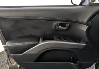 Подержанный автомобиль Citroen C-Crosser 2011 года (19 фото)