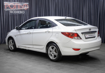 Подержанный автомобиль Hyundai Solaris Sedan 2011 года (7 фото)