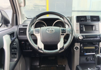 Подержанный автомобиль Toyota Land Cruiser Prado 2012 года (15 фото)