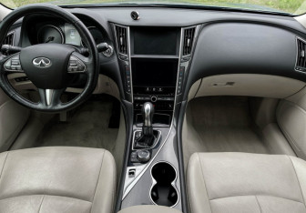 Подержанный автомобиль Infiniti Q50 2017 года (12 фото)