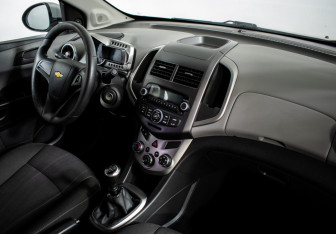 Подержанный автомобиль Chevrolet Aveo Sedan 2015 года (10 фото)