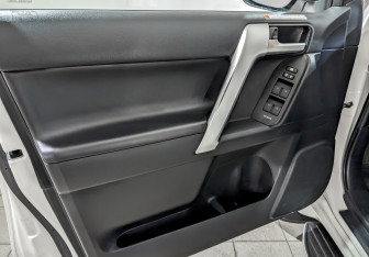 Подержанный автомобиль Toyota Land Cruiser Prado 2019 года (18 фото)