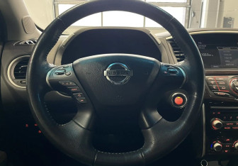 Подержанный автомобиль Nissan Pathfinder 2016 года (14 фото)