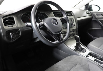 Подержанный автомобиль Volkswagen Golf Hatchback 2016 года (8 фото)