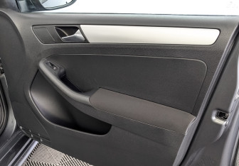 Подержанный автомобиль Volkswagen Jetta Sedan 2012 года (25 фото)