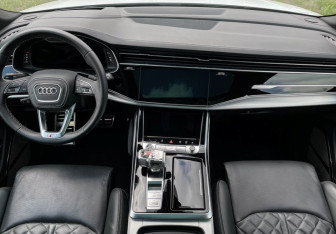 Подержанный автомобиль Audi Q8 2021 года (12 фото)