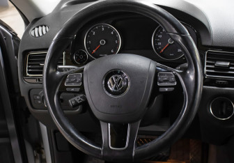 Подержанный автомобиль Volkswagen Touareg 2011 года (17 фото)