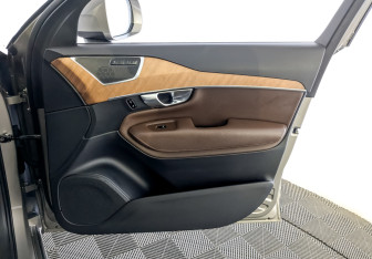 Подержанный автомобиль Volvo XC90 2021 года (27 фото)