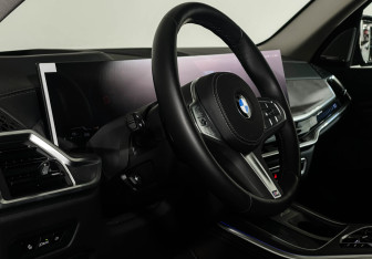 Подержанный автомобиль BMW X5 2025 года (11 фото)